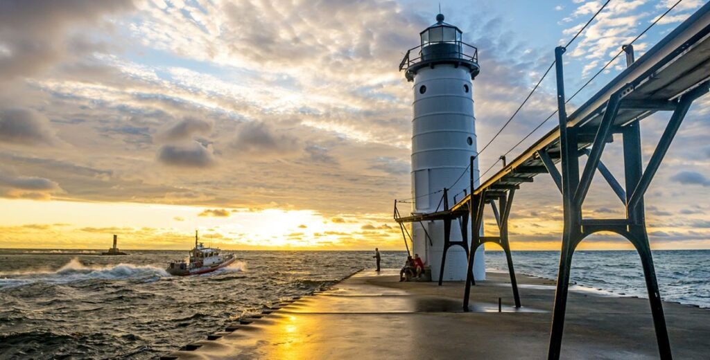 manistee north pier lighthouse​